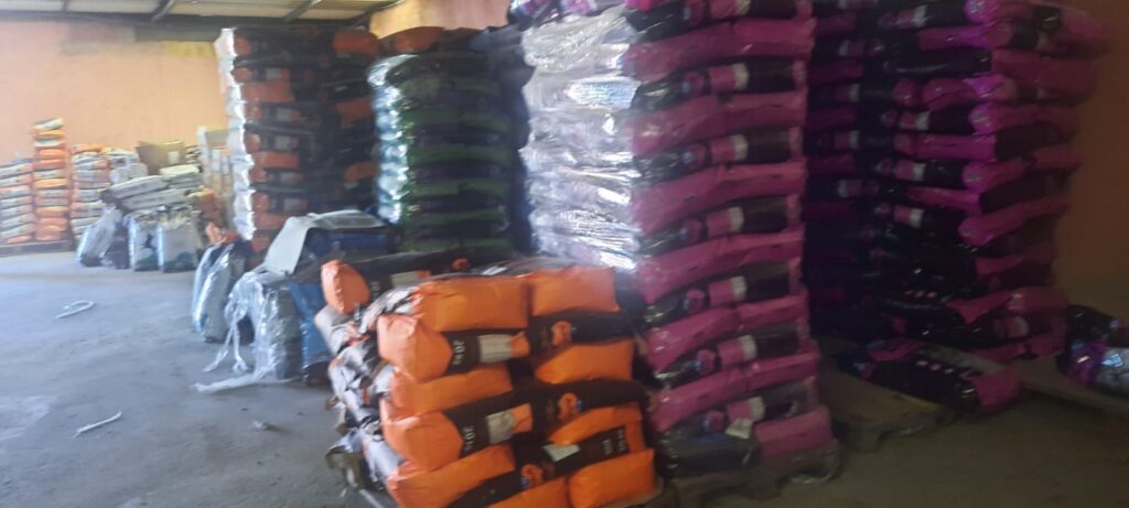 سرية الدرك الملكي شمس المدينة و رئيس الملحقة الإدارية شمس المدينة يحجزان 23 طن من المواد الغذائية الخاصة بالحيوانات الأليفة قطط وكلاب Feb159c3 f551 4eba 8751 c87a0c46ab74