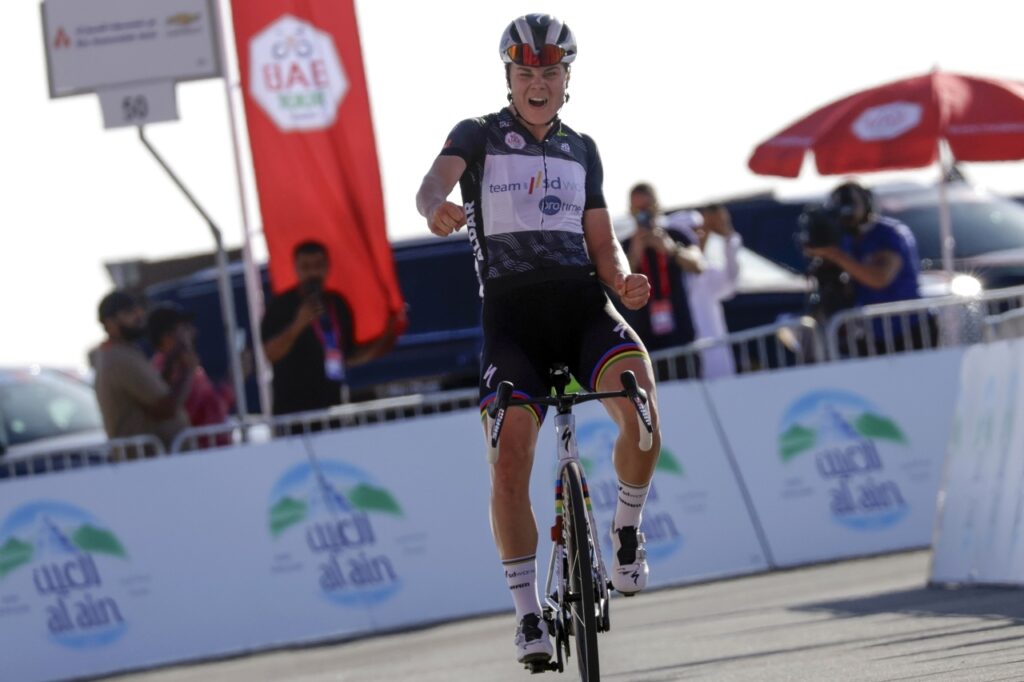 البلجيكية كوبيكي تنتزع صدارة طواف الإمارات للسيدات Uae tour women 2024