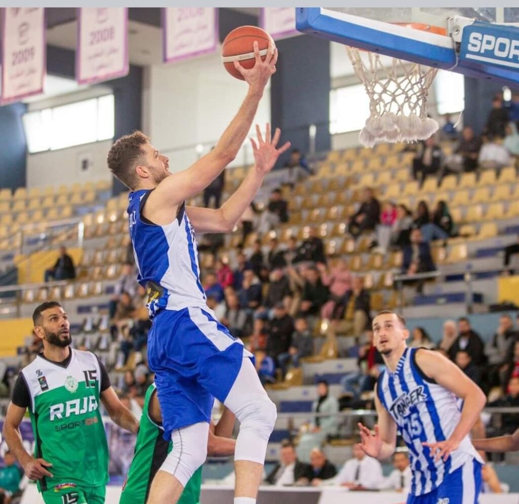 الدورة السابعة اياب من بطولة القسم الممتاز لكرة السلة :ديربي طنجة يقدم الولاء للمجد Img 20240308 wa0007