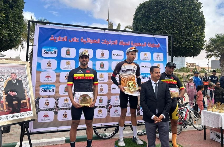 فوز الدراج عبد الفتاح الباز في فئة الذكور (كبار) وصفاء البغراوي في فئة الإناث في البطولة الجهوية للدراجات بالعيون عبد الفتاح الباز 850x560