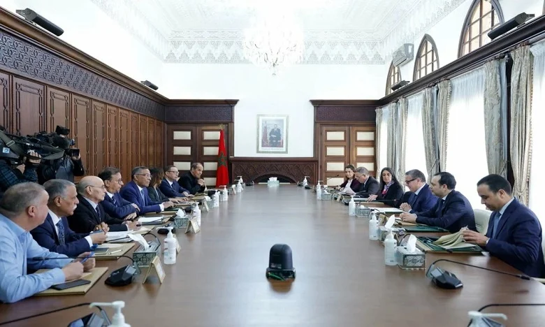 اتفاق بين الحكومة والمركزيات النقابية بشأن زيادة عامة في أجور العاملين بالقطاع العام بمبلغ 1000 درهم صافية شهريا (رئيس الحكومة) Akhenoch