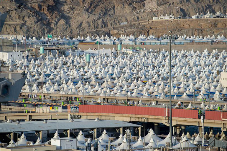 حجاج بيت الله الحرام يتوافدون إلى مشعر منى لقضاء يوم التروية الحج Hojaj