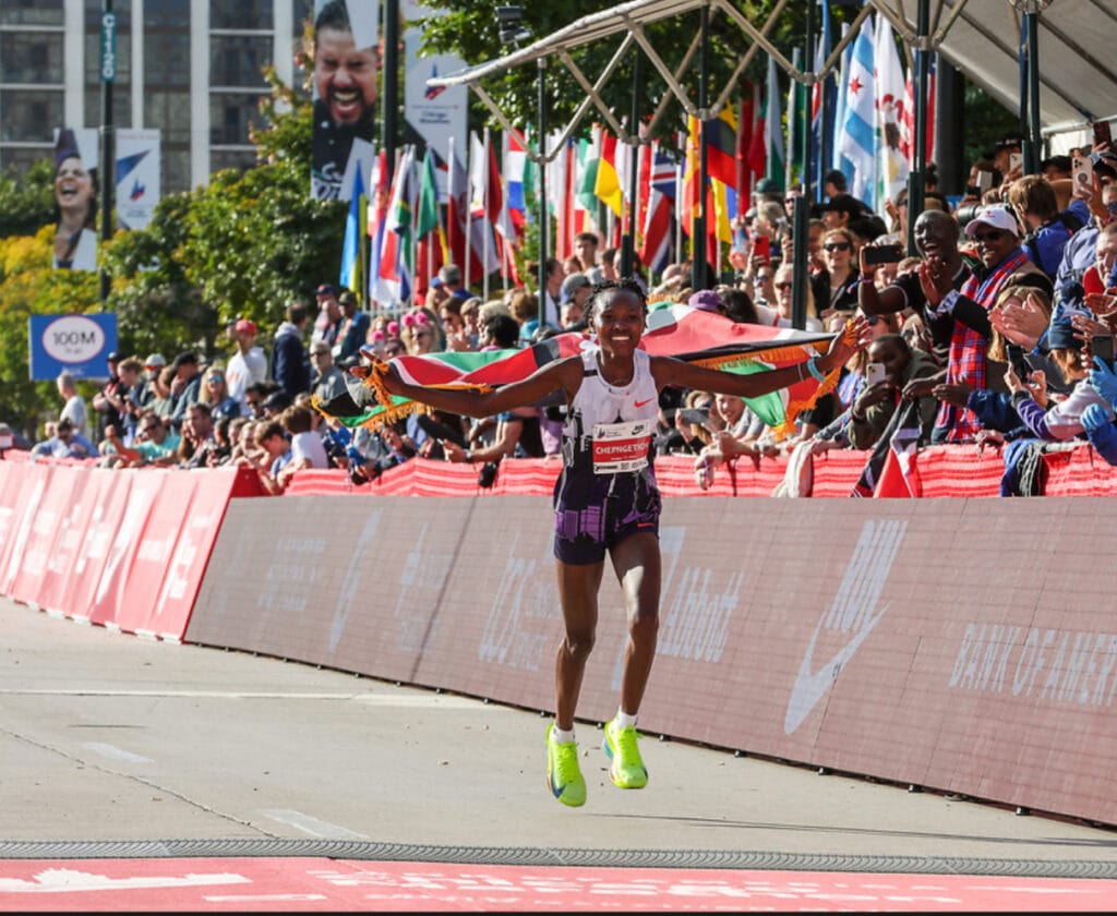روث تشيبنجتيش تحطم الرقم القياسي العالمي في ماراثون شيكاغو 2024: إنجازات تاريخية وتألق عالمي Img 0639