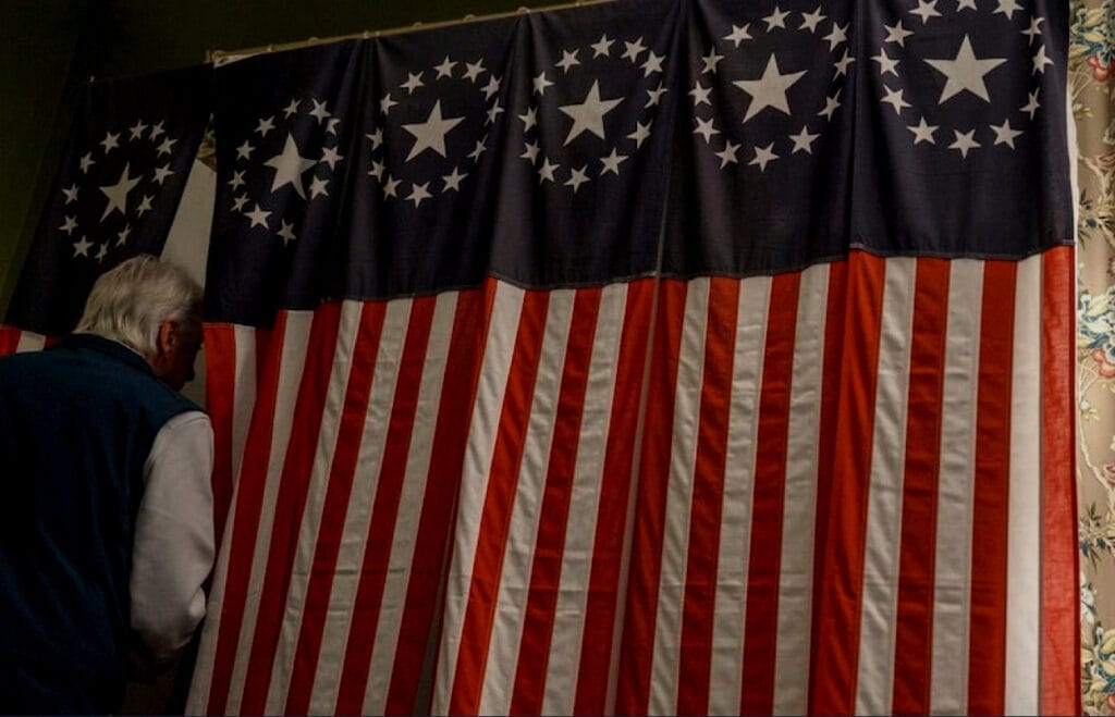 الناخبون الأمريكيون يتوجهون للاقتراع في انتخابات رئاسية حاسمة Img 1037