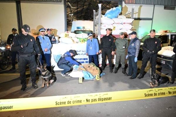 “حجز ثلاثة أطنان ونصف من مخدر الشيرا في ميناء الدار البيضاء أثناء محاولة تهريب دولية” تهريب الشيرا