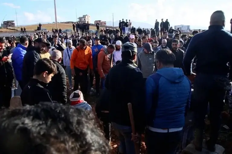 وفاة الطفلة يسرى في بركان: تشييع جثمانها وسط حالة من الغضب . Obseques Fillette Drame Berkane5