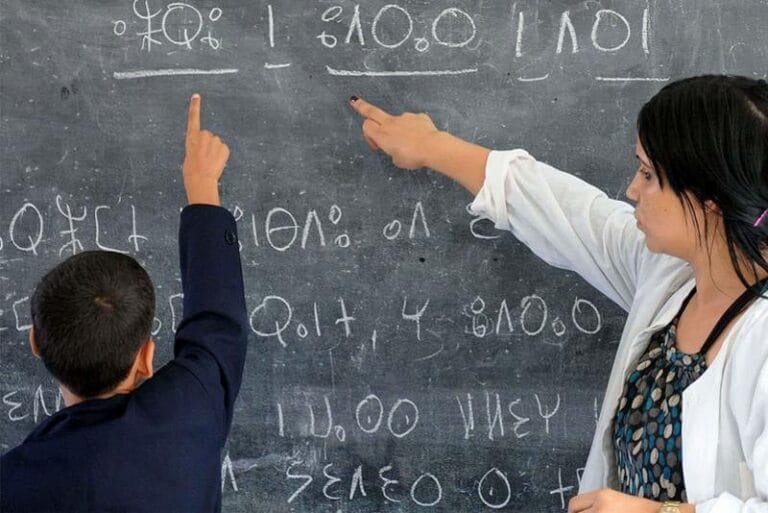 مطالب بإلغاء مذكرة تدريس الأمازيغية بشكل اختياري Tifinagh