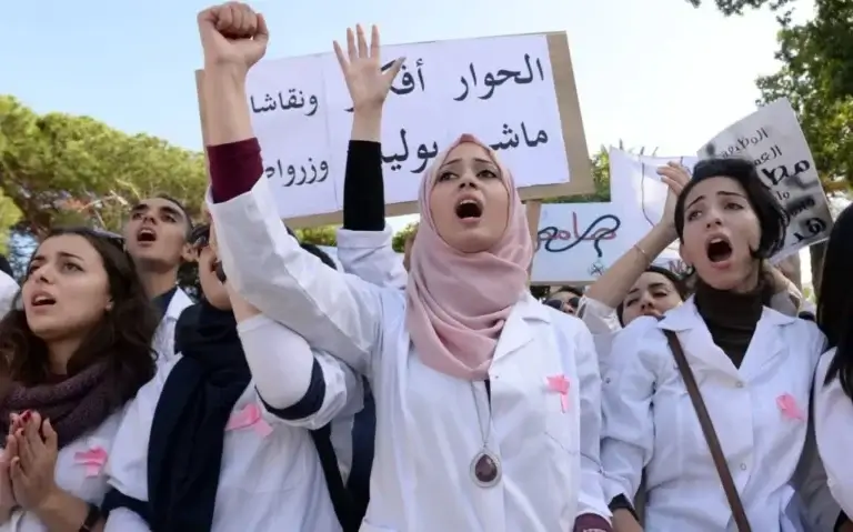 طلبة طب الأسنان بالدار البيضاء يحتجون على تدهور ظروف التكوين احتجاجات طلبة كلية الطب Scaled 1 1024x638