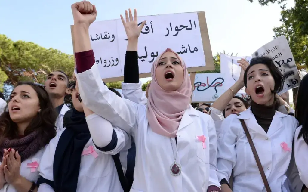 طلبة طب الأسنان بالدار البيضاء يحتجون على تدهور ظروف التكوين احتجاجات طلبة كلية الطب Scaled 1 1024x638