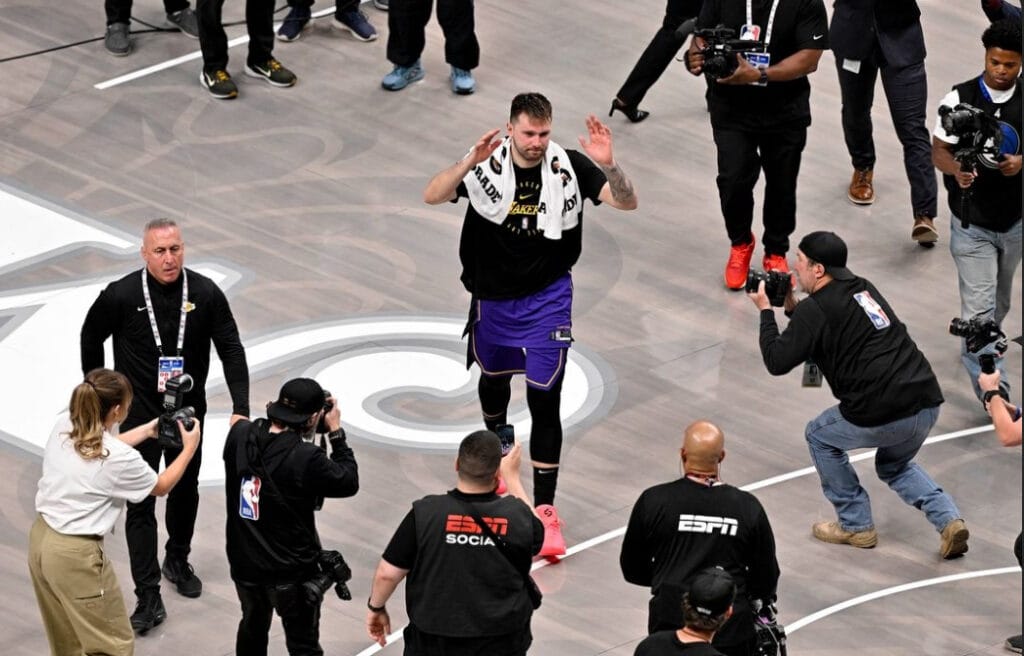 دونتشيتش يتألق في عودته إلى دالاس ويقود ليكرز إلى الأدوار الإقصائية Img 6143