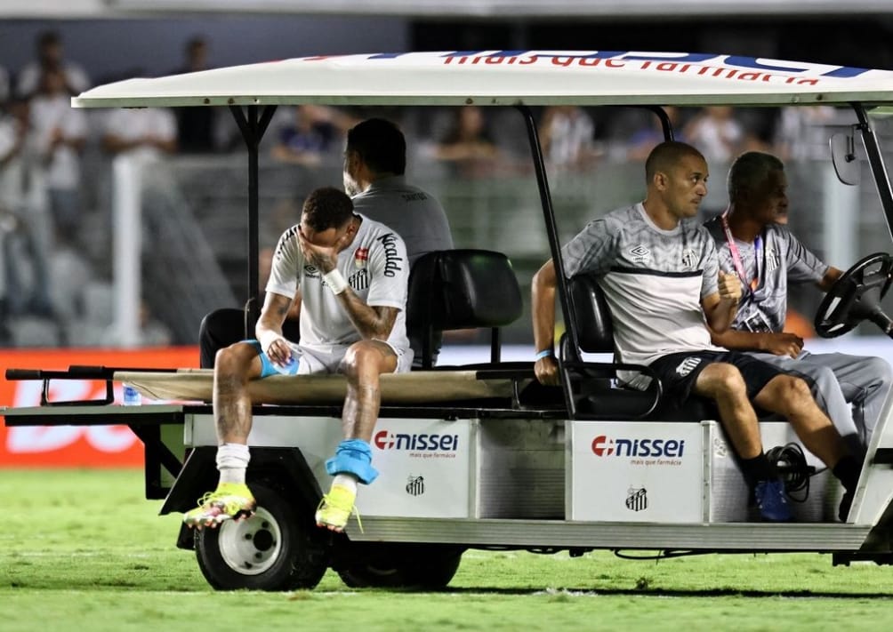 نيمار يُصاب مجدداً ويغادر باكياً في مباراته الـ100 مع سانتوس Img 6667