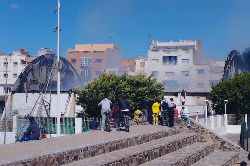 حريق يدمّر سقف المسبح البلدي بالناظور خلال أشغال التزفيت دون تسجيل إصابات Incendie 3
