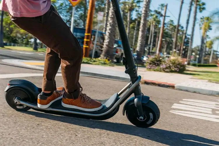 مستعملو “الطروتينيت” يُغرمون رغم الفراغ القانوني . Trotinat