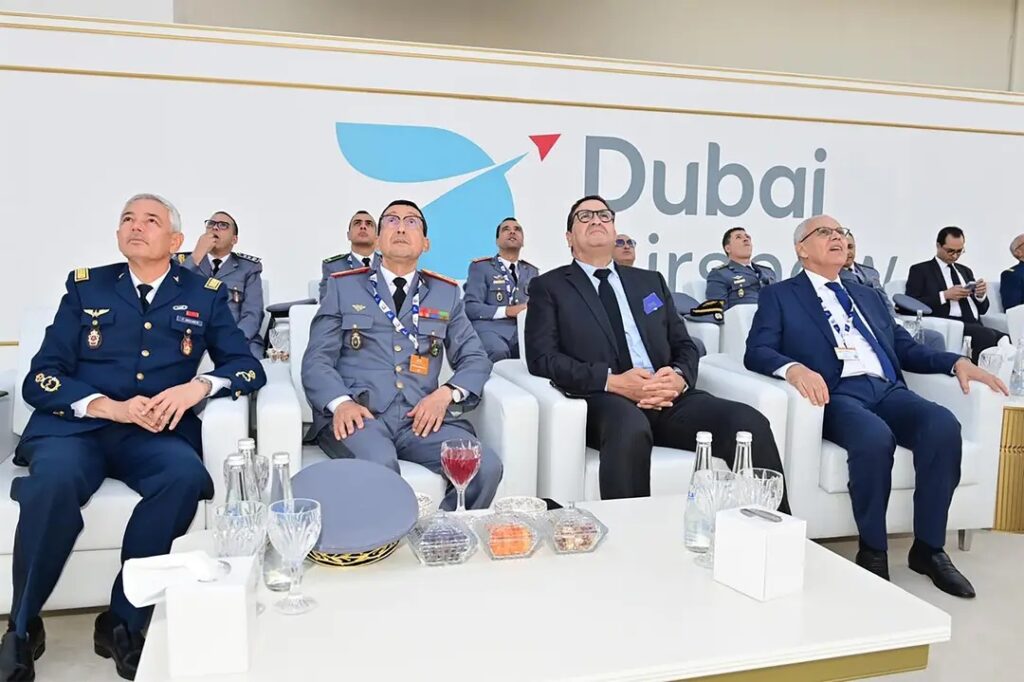 وفد رفيع من القوات المسلحة الملكية يزور معرض دبي للطيران بأوامر ملكية سامية Img 4731