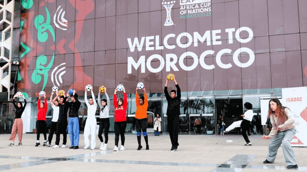 طلبة المسرح بالرباط يقدمون عرضًا فنيًا مبتكرًا بمناسبة كأس الأمم الإفريقية 2025 Img 5692