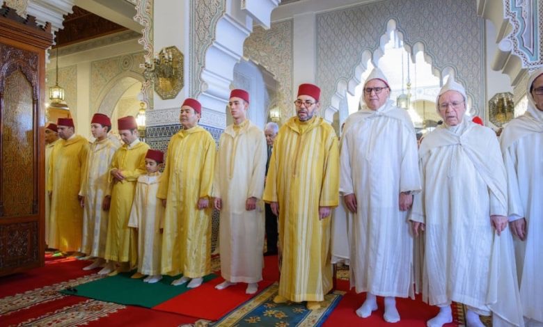 أمير المؤمنين يؤدي صلاة عيد الفطر بمسجد أهل فاس بالرباط ويتقبل التهاني بهذه المناسبة السعيدة Img 9121