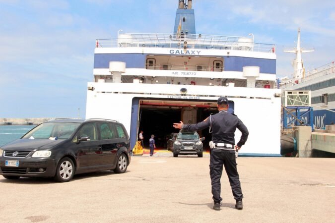 طنجة.. توقيف شرطي وسائق سيارة للاشتباه في تورطهما في تهريب 13 كيلوغراماً من الشيرا عبر ميناء طنجة المتوسط IMG